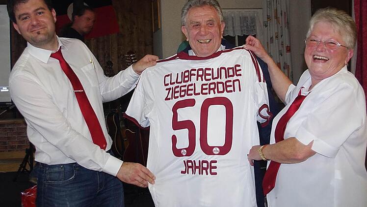 Ehrenpräsident und Gründungmitglied Helmut Simon (Mitte) erhielt beim Festabend gleich mehrere Auszeichnungen. Das Bild zeigt ihn mit Vorsitzenden Andy Kapfhammer (links) und der Zweiten Vorsitzenden Renate Graf (rechts). Foto: Heike Schülein