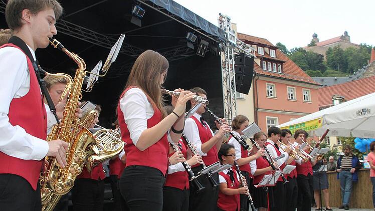 Die Jugendkapelle eröffnete das Altstadtfest. Fotos: Katrin Geyer