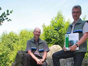 Die Felsformationen, der naturbelassene Flusslauf, Auenwälder und Wiesen mit einer ungeheueren Artenvielfalt begeistern Klaus Stangl, Leiter des regionalen forstlichen Kartierteams, und Gebietsbetreuer Stefan Hanna-Bökkerink (rechts). Fotos: Sonja Adam