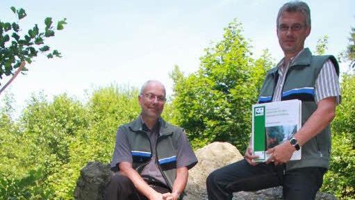 Die Felsformationen, der naturbelassene Flusslauf, Auenwälder und Wiesen mit einer ungeheueren Artenvielfalt begeistern Klaus Stangl, Leiter des regionalen forstlichen Kartierteams, und Gebietsbetreuer Stefan Hanna-Bökkerink (rechts). Fotos: Sonja Adam