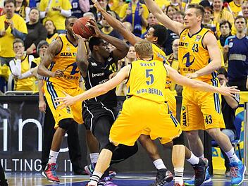 Schier übermächtig waren die Berliner Basketballer für die Bayreuther. Hier muss sich Javon McCrea gleich vier Berlinern erwehren. Foto: Eibner