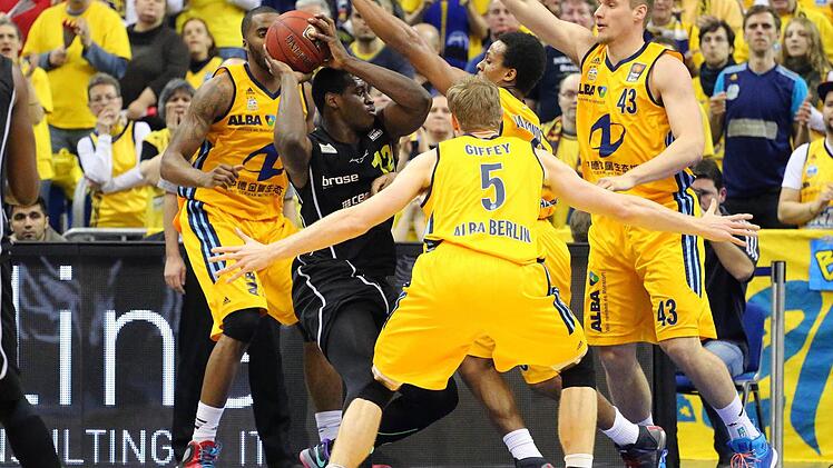 Schier übermächtig waren die Berliner Basketballer für die Bayreuther. Hier muss sich Javon McCrea gleich vier Berlinern erwehren. Foto: Eibner