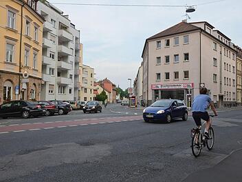 Links ein Platz mit Aufenthaltsqualität (vor dem Lokal), rechts stadteinwärts eine Markierung für Radler - das war der Plan. Foto: Ronald Rinklef