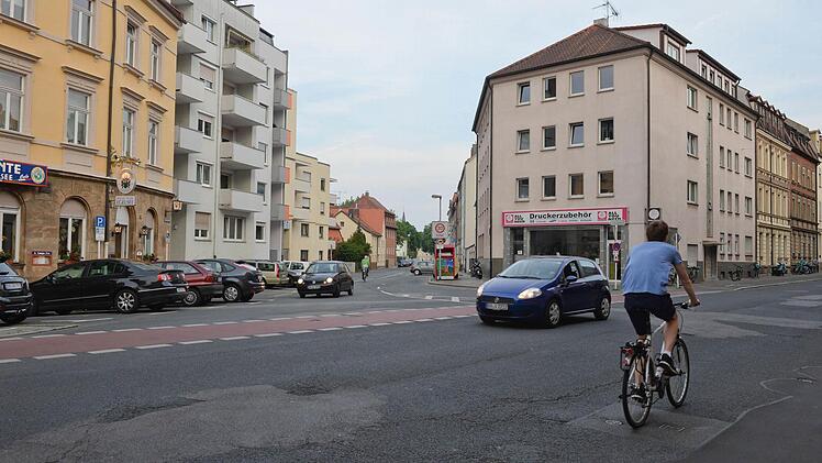 Links ein Platz mit Aufenthaltsqualität (vor dem Lokal), rechts stadteinwärts eine Markierung für Radler - das war der Plan. Foto: Ronald Rinklef