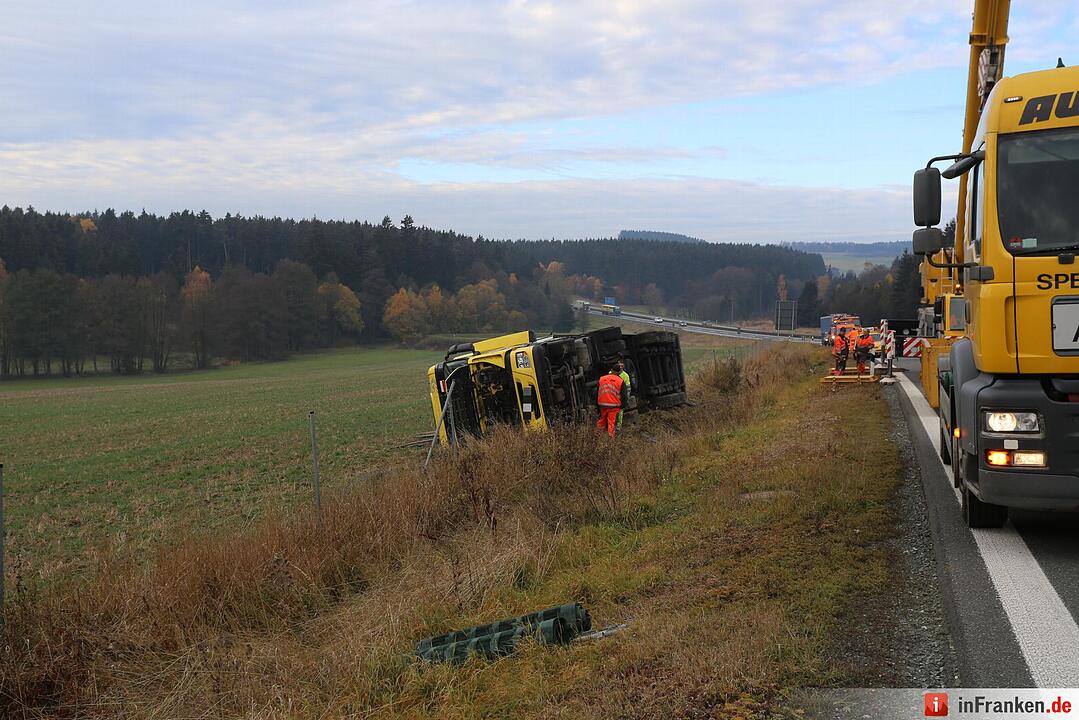 A72: Lkw kippt bei Köditz um