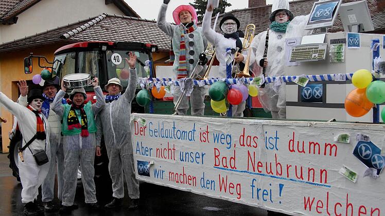 Die Neubrunner Dorfmusikanten mit Trauer zum Abzug des Geldautomaten, aber mit Freude über Bad Neubrunn. Foto: Günther Geiling