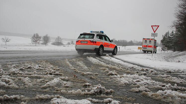 Schneechaos an der B303 sorgte für Polizei- und Rettungsdiensteinsätze, hier zu sehen ist eine Seitenstraße von Humprechtshausen kommend, im Hintergrund verläuft die B303. Fotos: Andreas Lösch