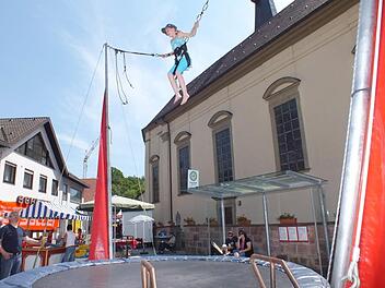 Auf den Märkten in Burkardroth war früher mehr los. Das Interesse ist sowohl bei Ausstellern als auch bei den Besuchern zurückgegangen. Um die Märkte wieder attraktiver zu machen, wird es künftig nur noch einen geben und zwar im Frühjahr, wie gewohnt am Sonntag vor Pfingsten. Foto: Björn Hein/Archiv