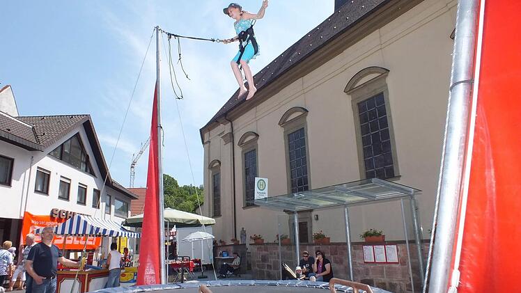 Auf den Märkten in Burkardroth war früher mehr los. Das Interesse ist sowohl bei Ausstellern als auch bei den Besuchern zurückgegangen. Um die Märkte wieder attraktiver zu machen, wird es künftig nur noch einen geben und zwar im Frühjahr, wie gewohnt am Sonntag vor Pfingsten. Foto: Björn Hein/Archiv