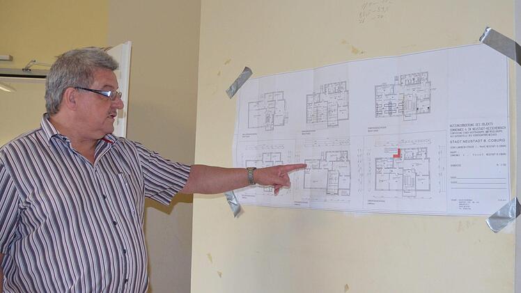 Architekt Ulrich Bieberbach erklärt die Pläne, nach denen der Kindergarten in Ketschenbach auf einen modernen Stand gebracht werden soll. Foto: Rainer Lutz