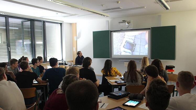 "Youtube-Broadcast Yourself": Mit Tablets drehten und schnitten die Schüler Filme über Mobbing.   Foto: Yannick Hupfer