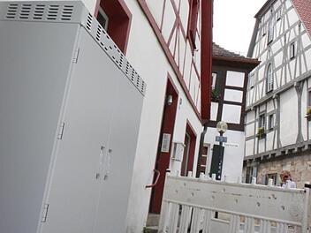 Wie  ist    der Verteilerkasten       in der  Martinstraße  mit den Denkmalschutz-Auflagen vereinbar, fragt   die  Eigentümerin  des  Hauses  Nummer    10       und fordert die Beseitigung des Kastens. Ekkehard Roepert