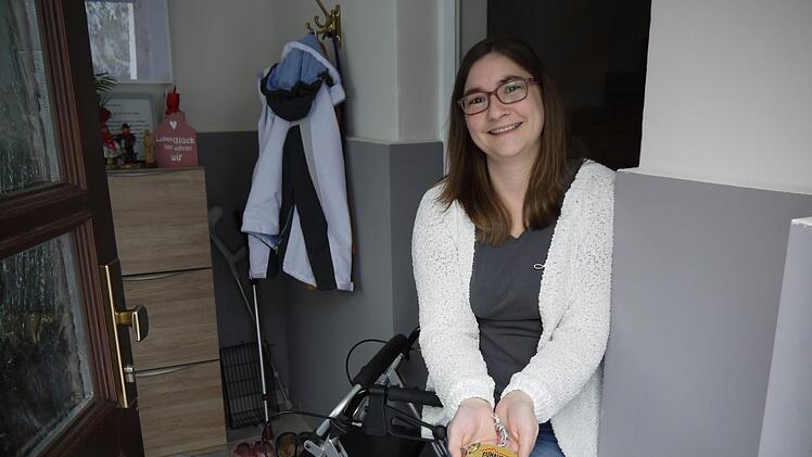 RTL 2 hat das Haus von Anikka Sunderland in Hesselbach renoviert und barrierefrei gestaltet. Als Erinnerung hält sie den "Zuhause im Glück"-Schlüsselanhänger in der Hand.Foto: Rebecca Vogt