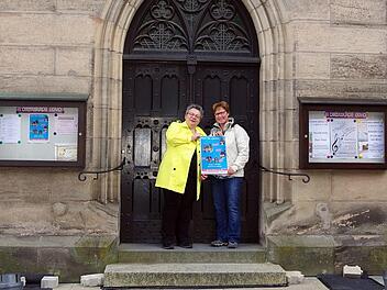 Birgitta Staufer-Neubauer (links) und Susanne Bächer freuen sich auf die Kronacher "Nacht der Kirchen".Heike Schülein