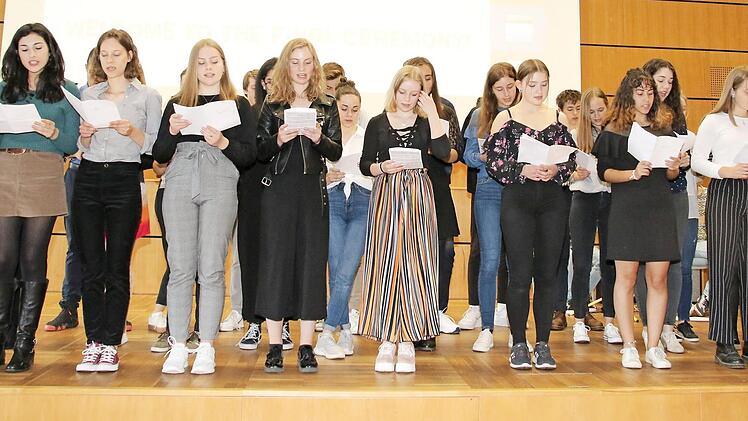 The "Choir-Workshop with Erasmus students" eröffnete the "Final ceremony" in der Brose-Aula der Hochschule Coburg.  Foto: Desombre