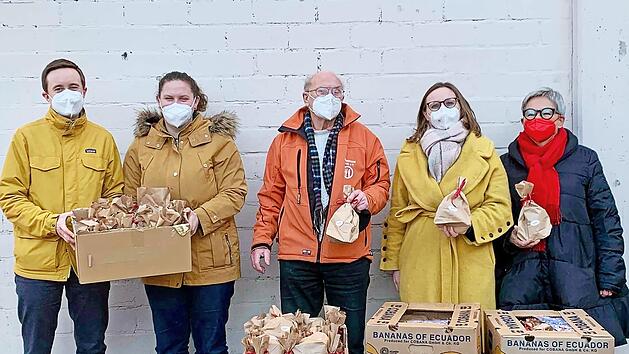 &Uuml;ber die Spenden freuen sich (von links) Timm Schulze, Eva-Maria Steger, Wilhelm Dorsch (Tafel),Lisa Badum MdB und Ruth Haberl