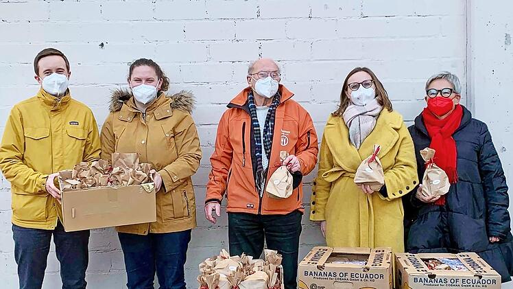 Über die Spenden freuen sich (von links) Timm Schulze, Eva-Maria Steger, Wilhelm Dorsch (Tafel),Lisa Badum MdB und Ruth Haberl