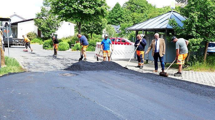 Für die Sanierung der gemeindlichen Straßen und Plätze, wie hier am Bahnhof, haben Bürgermeister Herwig Neumann (Wweiter von rechts) und der Gemeinderat Mittel im Haushalt 2022 eingestellt.