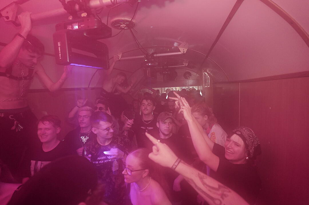 Party im Zug - Raver*innen tanzen zu Techno-Beats