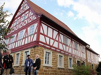 Kulturcafé-Initiatorin Sibylle Kneuer (Zweite von rechts) zeigte   Bürgern (rechts Georg Krebs) das künftige Museumsgebäude.  Fotos: Katja Kölbl