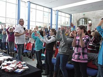Mit fröhlicher Musik zum Mitklatschen begann die Anti-Drogen-Kampagne von Dieter Breivogel. Foto: Lindner