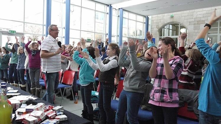 Mit fröhlicher Musik zum Mitklatschen begann die Anti-Drogen-Kampagne von Dieter Breivogel. Foto: Lindner