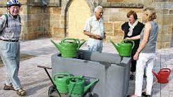 Die neue Schöpfstelle an der hergerichteten Westeite der Marienkapelle wird schon fleißig angenommen.
