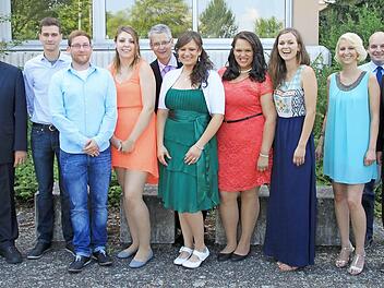 Georg Bachmann, Timo Schückle, Lena Holzweilig, Anja Hornung, Shirley Schwarz, Franziska Zimmer und Denise Klein wurden von Harry Koch (links) , Christian Zintl (5. von links), 2. Bürgermeister Michael Kastl (2. von rechts) und Landrat Thomas Bold (rechts) gratuliert.