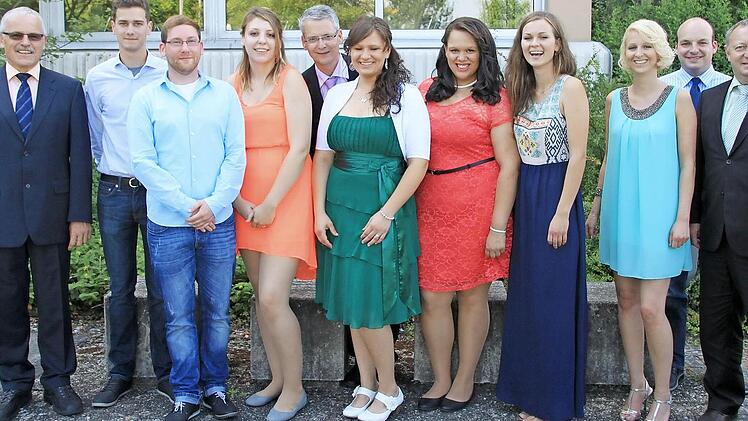 Georg Bachmann, Timo Schückle, Lena Holzweilig, Anja Hornung, Shirley Schwarz, Franziska Zimmer und Denise Klein wurden von Harry Koch (links) , Christian Zintl (5. von links), 2. Bürgermeister Michael Kastl (2. von rechts) und Landrat Thomas Bold (rechts) gratuliert.