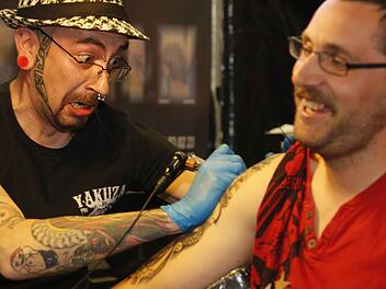 Hat sich dieser Tätowierer verstochen oder ist das Entsetzen gespielt? Bei der "Tattoo Convention" in Strullendorf kamen am Wochenende Fans des Körperkults auf ihre Kosten.  Foto: Matthias Hoch
