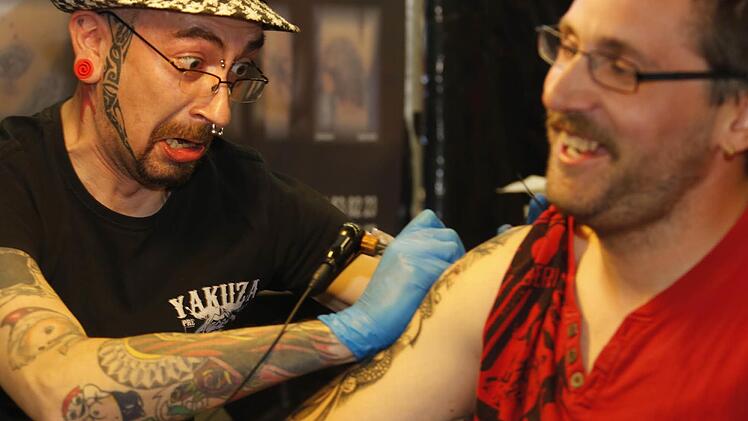 Hat sich dieser Tätowierer verstochen oder ist das Entsetzen gespielt? Bei der "Tattoo Convention" in Strullendorf kamen am Wochenende Fans des Körperkults auf ihre Kosten.  Foto: Matthias Hoch