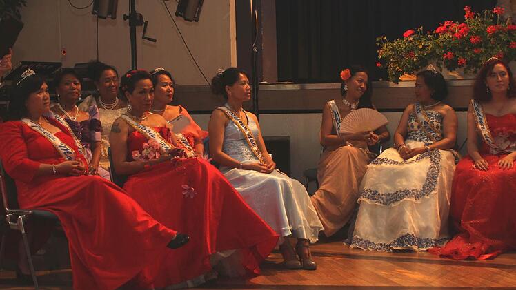 Mit sichtbarem Stolz präsentierten sich die Reynas in ihren bunten Gewändern.