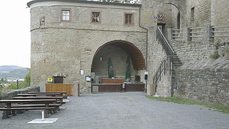 Ein herkömmliches Zelt will der Denkmalschutz im Burghof nicht sehen. Doch erklärte sich die Behörde zum Aufstellen von Pagodenzelten bereit.