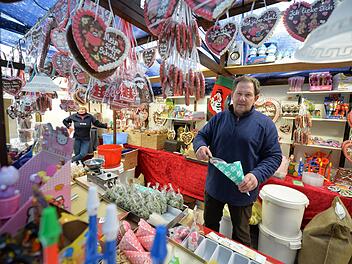 Georg Fischer hinter seinem Stand auf dem Weihnachtsmarkt in Bamberg: "Eine große Diskussion." Foto: Ronald Rinklef