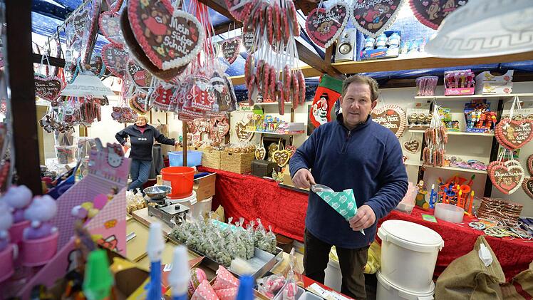 Georg Fischer hinter seinem Stand auf dem Weihnachtsmarkt in Bamberg: "Eine große Diskussion." Foto: Ronald Rinklef