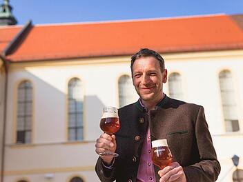 Ihm schmeckt's sichtlich: Braumeister Ulrich Klebl vom Kreuzberg verkostet mit freudiger Miene das Konventbier. Foto: André Liebe