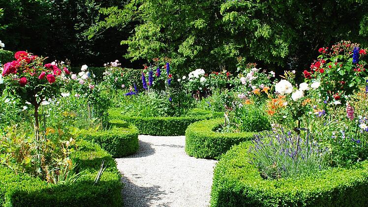 Friedrich Rückerts "Freudenfrohburg" in Neuses heute, mit dem rekonstruierten Barockgarten, dem originalen "Dichterzimmer" in blau und Rückerts riesigem Sekretär.  Fotos: Carolin Herrmann