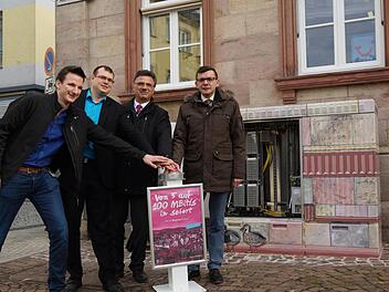 Christian Kolodziej, Andreas Schardt und Klaus Markert von der Telekom sowie Bürgermeister Armin Warmuth nehmen das neue Breitbandangebot symbolisch in Betrieb. Foto: Arkadius Guzy