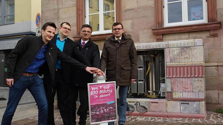 Christian Kolodziej, Andreas Schardt und Klaus Markert von der Telekom sowie Bürgermeister Armin Warmuth nehmen das neue Breitbandangebot symbolisch in Betrieb. Foto: Arkadius Guzy