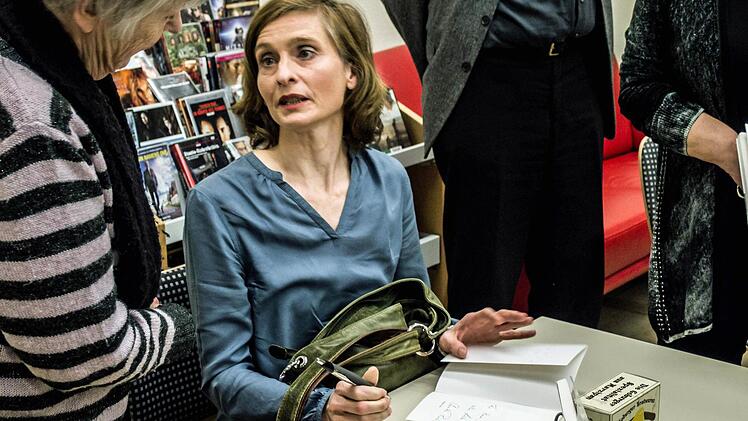 Begehrte Autogramme: Annette Pussert stellte ihren Roman-Erstling "Nord Nord Ost" in Coburg vor. Foto: Jochen Berger