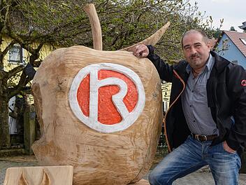 Robert Reuscher inmitten seiner Kunstwerke. Am Palmsonntag, 9. April, ist es wieder so weit: Robert Reuscher aus Burghausen lädt von 11 bis 18 Uhr in seinen Hof zu einem Tag der offenen Tür ein, wobei auch seine Kunstscheune geöffnet ist.  Foto: Heike Beudert