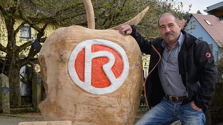 Robert Reuscher inmitten seiner Kunstwerke. Am Palmsonntag, 9. April, ist es wieder so weit: Robert Reuscher aus Burghausen lädt von 11 bis 18 Uhr in seinen Hof zu einem Tag der offenen Tür ein, wobei auch seine Kunstscheune geöffnet ist.  Foto: Heike Beudert