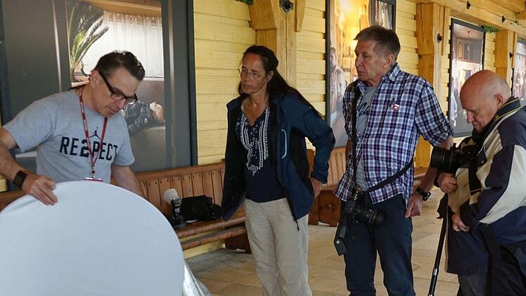 Oliver Hadji (Fotograf f&uuml;r Stern, Spiegel, Focus, Vogue und Vanity Fair) demonstriert den Einsatz von Reflektoren.