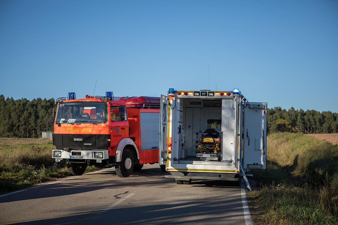 Auto prallt gegen Baum: 18-Jähriger stirbt bei Unfall in Mittelfranken