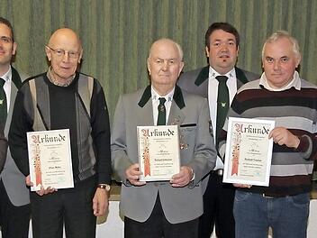 Die geehrten Mitglieder des Wimmelbacher Schützenvereins mit Vorsitzendem Martin Trautner (2. v. l.) und Schützenmeister Daniel Trautner (3. v. r.)  Foto: Mathias Erlwein