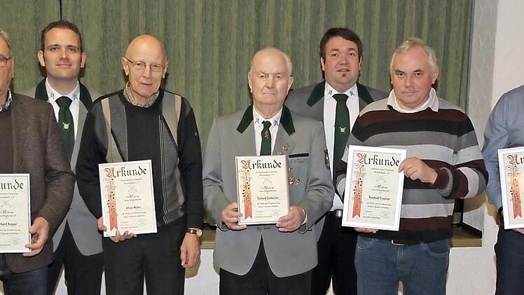 Die geehrten Mitglieder des Wimmelbacher Schützenvereins mit Vorsitzendem Martin Trautner (2. v. l.) und Schützenmeister Daniel Trautner (3. v. r.)  Foto: Mathias Erlwein