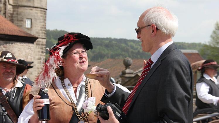 Bunt und laut ging's auf der Festung Rosenberg zu, als Kronachs Bürgermeister Beiergrößlein mit Salutschüssen   (von der "Cronacher-Ausschuss-Compagnie 1632") und den "tapferen Weibern" sowie Luftballons den offiziellen Startschuss gab.