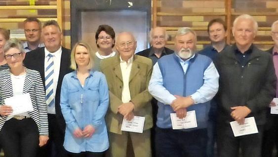 Hochkarätige Ehrungen des Bayerischen Landessportverbandes (BLSV) wurden bei der Hauptversammlung des TSV Himmelkron übergeben. Von links: Nicolin Engelhardt, Zweiter Bürgermeister Harald Peetz, Gabi Pittel, Emmi Richter, Raimund Oetter, Vorsitzender und Bürgermeister Gerhard Schneider, Kassiererin Doris Allstädt, stellvertretende Vorsitzende Carmen Back, Hermann Wolfrum, Ehrenvorsitzender Hans-Günther Naefken, Alwin Heß, Markus Popp, Walter Kaupper, Bernd Völkel, Karl-Heinz Völkel und Joachi...