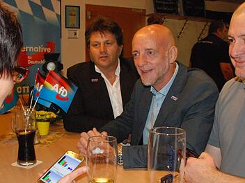 Ergebnischeck (von links): Annett Dingethal, Harald Meußgeier (Ortsvorsitzender Kronach), Martin Böhm und Michel Hopfinger (Ortsvorsitzender Neustadt). Foto: Christiane Lehmann