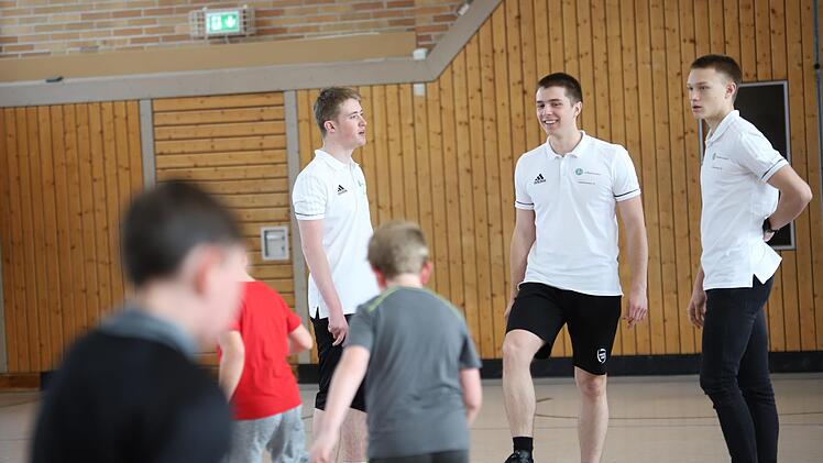 Während der beiden jeweils einstündigen Trainingseinheiten trainierten die angehenden Junior-Coaches mit den Grundschülern der Lucas-Cranach-Grundschule unter anderem Passen, Dribbeln, Schießen und Kopfbälle. Foto: Marian Hamacher
